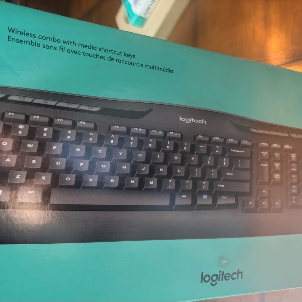 Logitech Wireless Keyboard and mouse MK320 new